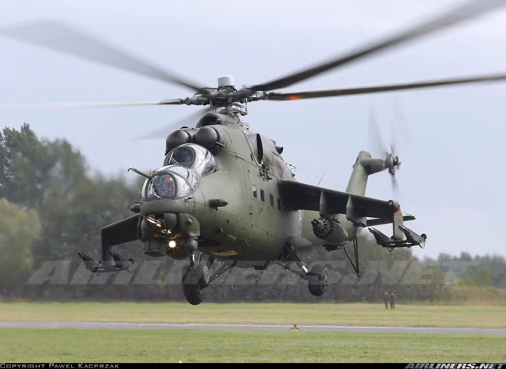 Dưới thời Liên Xô, Ba Lan đã nhận được vài chục chiếc Mi-24D/W - phiên bản cải tiến của dòng trực thăng tấn công Mi-24. Trong đó Mi-24W là loại hiên đại hơn, nó tương đương với Mi-24V được cải thiện hệ thống điện tử kèm vũ khí chống tăng. Ảnh: Airliners.net