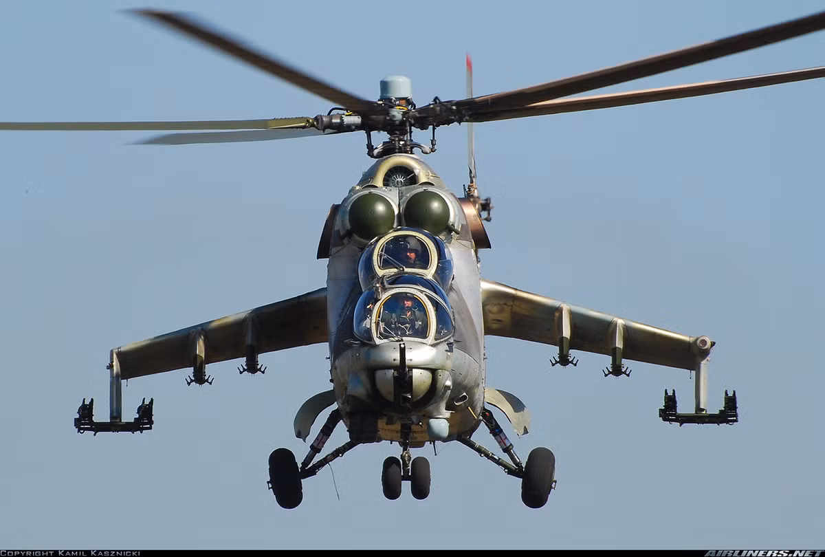 Cấu hình cơ bản trực thăng Mi-24D chỉ mang được 4 tên lửa chống tăng 9M17 với tính năng hạn chế chỉ bắn tới 2,5km, đến đời Mi-24W mang được tới 8 tên lửa chống tăng 9K114 Shturm có tầm bắn đến 6km. Ảnh: Airliners.net
