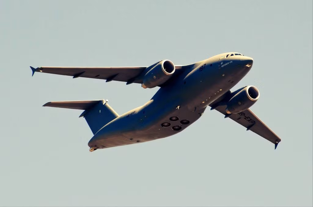 An-178 trag bị hai động cơ turbofan Progress D-436-148FM treo dưới cánh và một động cơ điện cho phép đạt tầm bắn 1.000km nếu chở 18 tấn hàng hoặc 4.000km nếu chở 10 tấn hàng. Hoặc máy bay có thể chở 99 binh sĩ hoặc 88 lính dù hoặc 70 cáng cứu thương kèm thương binh và bác sĩ. Nguồn ảnh: Wikipedia