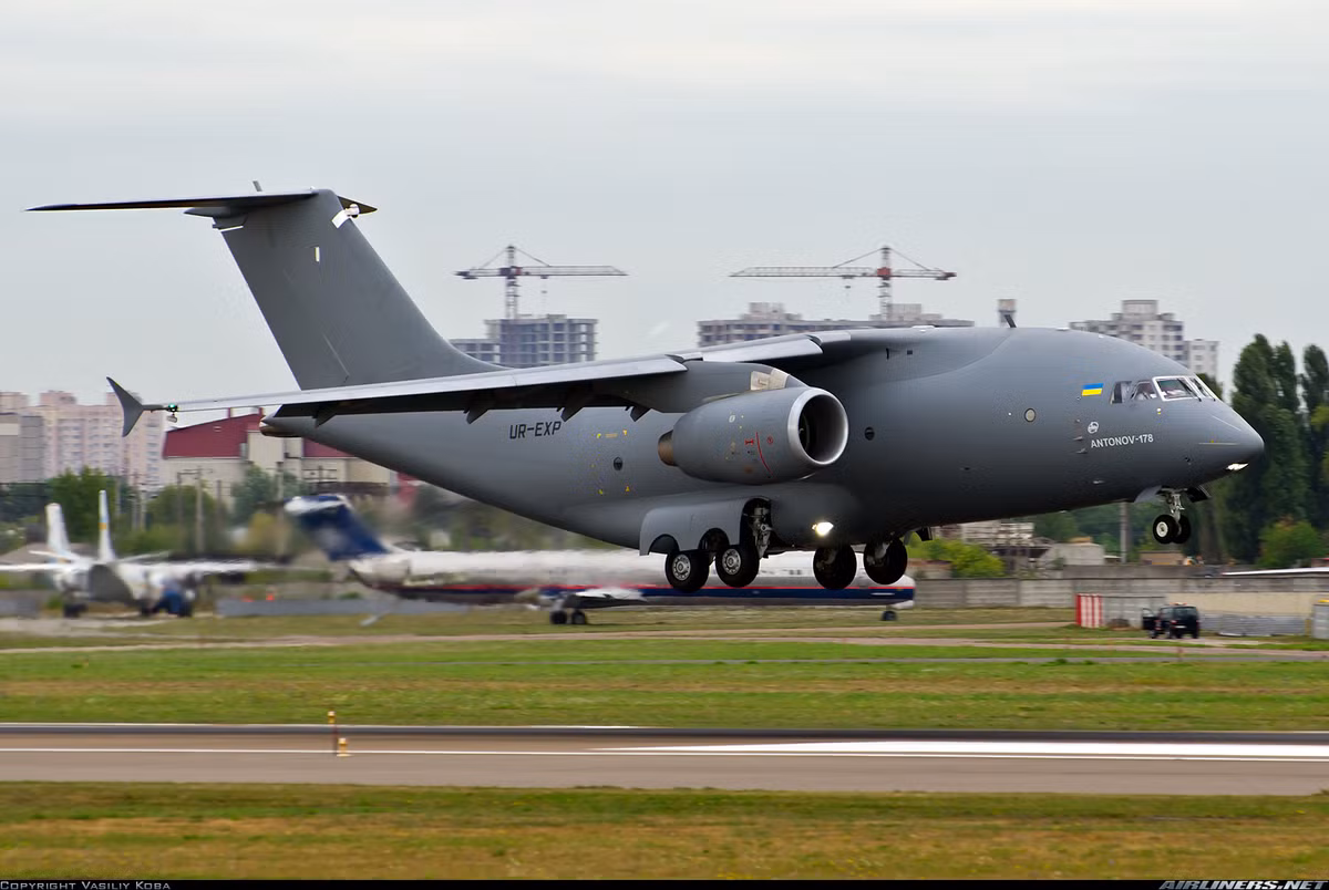 Antonov và Ukraine cho rằng, An-178 có thể cạnh tranh với các dòng C-27J Spartan của Italy; C-295 của Tây Ban Nha; C-130J của Mỹ; KC-390 của Brazil và Il-214 của Nga. Công ty dự kiến sẽ chế tạo khoảng 200 chiếc, vấn đề là ai sẽ chịu tri 40-70 triệu USD mua một chiếc. Nguồn ảnh: Airliners.net