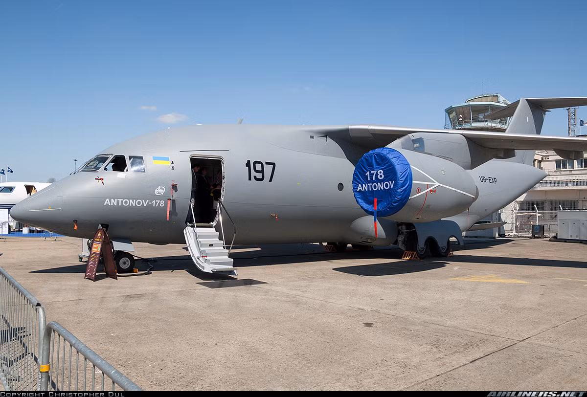An-178 là máy bay vận tải quân sự tầm ngắn, hạng trung được thiết kế trên cơ sở loại An-158. Nó được tập đoàn chế tạo máy bay Antonov giới thiệu vào tháng 2/2010, nhưng mãi tới ngày 7/5/2015 mới chính thức cất cánh lần đầu. Nguồn ảnh: Airliners.net