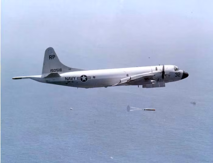 Thời bấy giờ, P-3 Orion chưa được trang bị tên lửa hành trình chống hạm Harpoon, nhưng mang được các loại ngư lôi 324mm kiểu Mk44 (tầm bắn 5,5km), Mk46 (tầm bắn 10km) cùng các loại thủy lôi hoặc bom chìm chống ngầm. Nguồn ảnh: Wikipedia
