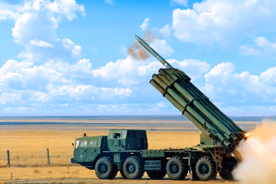 Cơ bản thì xe chiến đấu 9A524 của tổ hợp 9K515 Tornado-S trông hệt như bệ phóng BM-30 Smerch, tuy nhiên theo nhà sản xuất, bệ phóng không là cố định nó được gắn theo kết cấu module, cho phép thay đổi linh hoạt bệ phóng kèm đạn khi cần. Ảnh: Bastion-Kapenko
