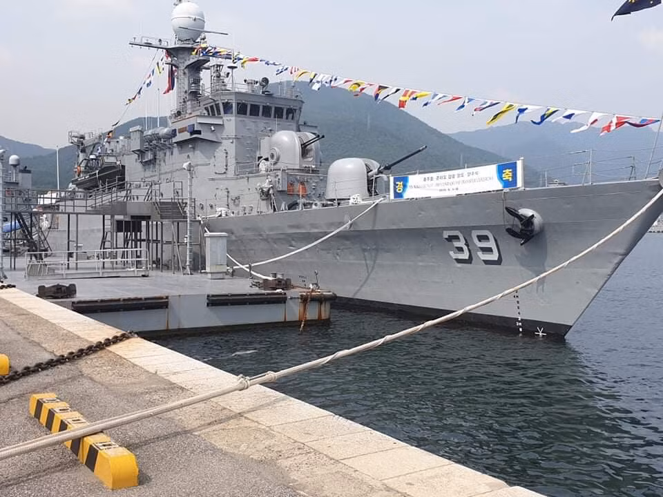 PS 39 Conrado Yap có lượng giãn nước 1.200 tấn, thuộc lớp Pohang Flight III thiết kế cho nhiệm vụ săn tàu ngầm. Tàu dài 88,3 m, rộng 10m, mớn nước 2,9m, thủy thủ đoàn 95 người. Các hình ảnh tại lễ bàn giao cho thấy, Hàn Quốc đã bàn giao gần như nguyên trạng cấu hình vũ khí – radar cho phía Philippines. Trong khi với Việt Nam, tàu 18 bị tháo một số loại vũ khí gồm cả ngư lôi, trong khi tàu 20 giữ nguyên cấu hình. Ảnh: Philippine Navy