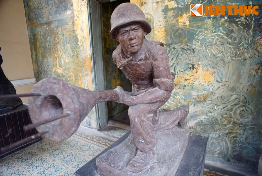 Ngoài súng trường, quân đội ta thời kỳ đầu thành lập còn sử dụng một số vũ khí “hạng nặng” của Nhật. Điển hình và nổi tiếng nhất là bom ba càng – vũ khí chống tăng mạnh nhất mà chúng ta có trong trận đánh bảo vệ Thủ đô mùa Đông 1946.