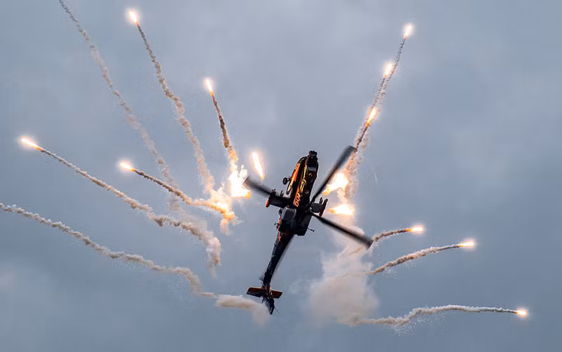 Trực thăng Apache phóng đạn mồi bẫy gây nhiễu tên lửa tầm nhiệt. Nguồn ảnh: Wikipedia