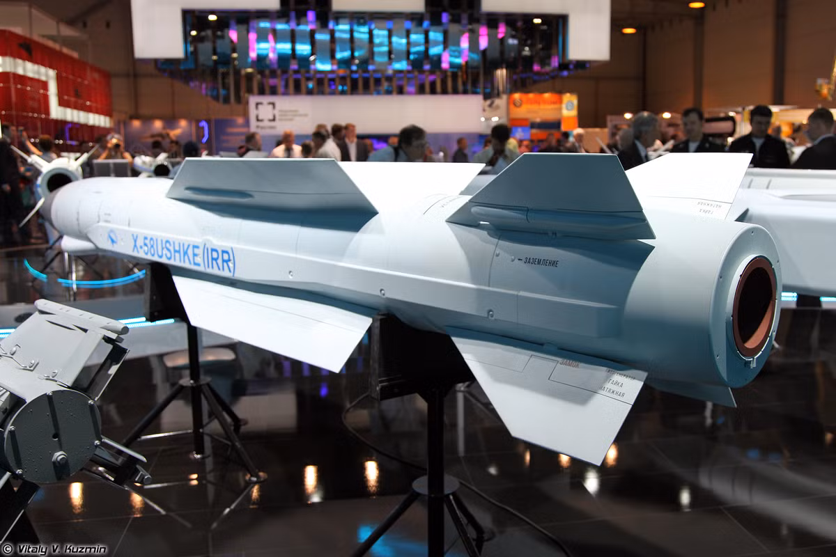 Kh-58UShKE tích hợp đầu tự dẫn radar bị động và hệ thống điều khiển - định vị hoàn toàn tự động cho phép phá hủy các đài radar có dải phá sóng 1,2-11GHz. Thậm chí, kể cả khi đối tượng mục tiêu tắt đài thì tên lửa có thể dựa vào tọa độ cuối cùng tiến hành công kích tiếp. Nguồn ảnh: Vitaly-Kuzmin