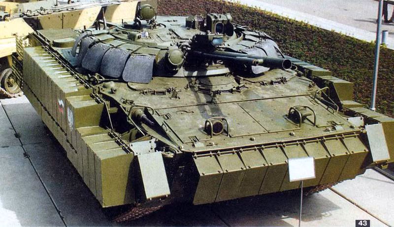 Đã có phương án trang bị hệ thống giáp phản ứng nổ Kaktus cho BMP-3 nhưng cách này không được áp dụng nhiều. Lý do là khiến trọng lượng của xe tăng lên, trung bình là 18 tấn, nhưng khi đeo giáp ERA tăng lên tới 22,2 tấn. Bên cạnh đó, giáp phản ứng nổ này được cho là hữu hiệu với một số loại vũ khí chống tăng. Nguồn ảnh: Wikipedia