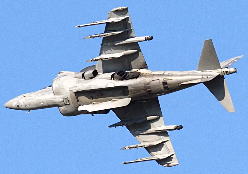 AV-8B Harrier chỉ được trang bị một động cơ turbofan nhưng lại thiết kế tới 4 vòi phun tạo lực đẩy khi cất hạ cánh và khi bay. Sở dĩ lạ như vậy vì vốn dĩ nó được thiết kế để có khả năng cất hạ cánh hoàn toàn thẳng đứng như máy bay trực thăng là cất cánh đường băng cực ngắn và hạ cánh thẳng đứng. Nguồn ảnh: Wikipedia