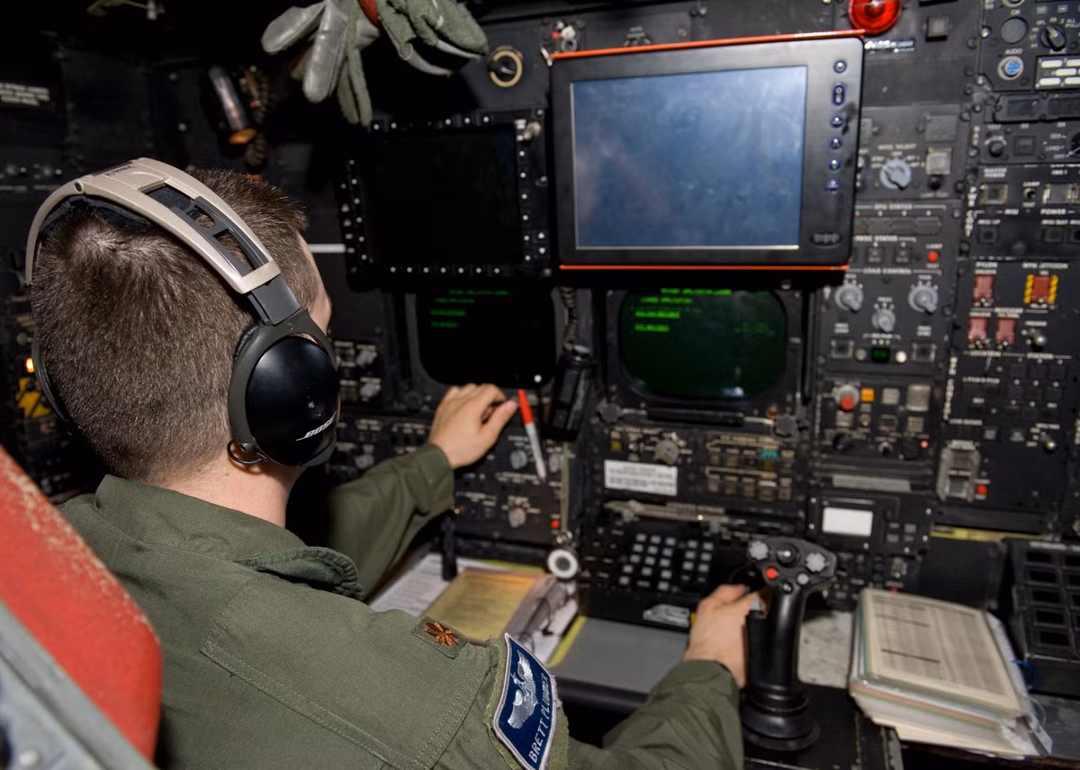 Với radar mạng pha chủ động, B-52 sẽ được cải tiện khả năng định vị hỗ trợ cho nhiệm vụ tác chiến thông thường và tấn công hạt nhân. Theo một số nguồn tin, radar mới của B-52 được phát triển dựa trên các công nghệ của dòng radar AN/APG-79 và APG-82 trang bị cho tiêm kích thế hệ thứ 5 như F-22 và F-35. Nguồn ảnh: Wikipedia