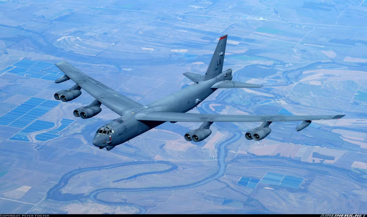Raytheon vừa được công ty Boeing lựa chọn cung cấp hệ thống radar cho chương trình hiện đại hóa radar máy bay ném bom B-52. Dựa trên hợp đồng, Raytheon sẽ thiết kế, phát triển và sản xuất hệ thống rada có anten mạng pha chủ động cho toàn bộ các máy bay B-52 còn lại. Nguồn ảnh: Airliners.net