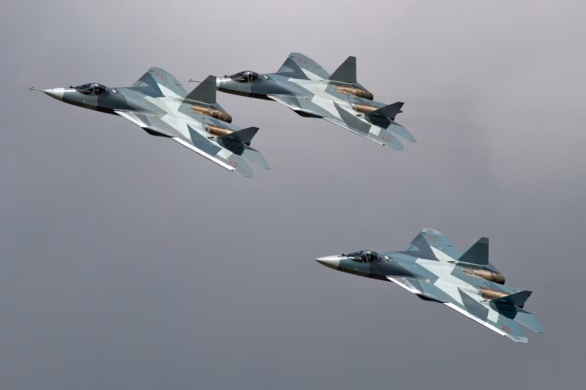 Trong số đó, điển hình có các hợp đồng như việc mua 76 máy bay tiêm kích thế hệ thứ 5 Sukhoi Su-57, dự kiến sẽ chuyển giao hoàn tất vào năm 2028. Trong đó, 6 nền tảng sẽ giao vào 2020-2022, 16 chiếc sẽ giao từ 2023-2027. Nguồn ảnh: Wikipedia
