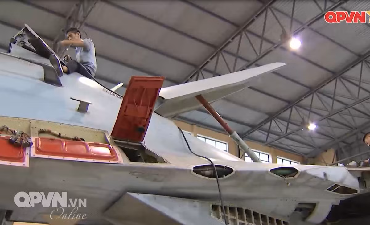 Kênh QPVN cho hay, khi bắt đầu sửa chữa lớn cho máy bay Su-27, nhà máy A32 gặp rất nhiều khó khăn. Mà thử thách đầu tiên là tháo rã toàn bộ máy bay để kiểm tra tất cả linh kiện, phụ kiện từ khung, thân, vỏ, động cơ máy bay đến những cái nhỏ nhất như đinh vít, kẹp, vòng bi. Ảnh: Kênh QPVN