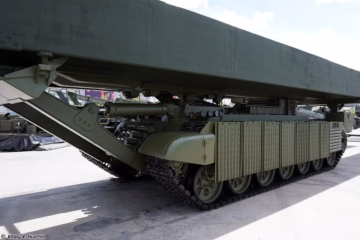 Trong khuôn khổ Diễn đàn Quân sự - Kỹ thuật Army 2019, các công ty công nghiệp quốc phòng Nga giới thiệu hàng loạt các thế hệ cầu phao, cầu cơ giới, xe công trình, xe ủi dành cho lực lượng công binh trong chiến tranh hiện đại. Nguồn ảnh: Vitaly-Kuzmin