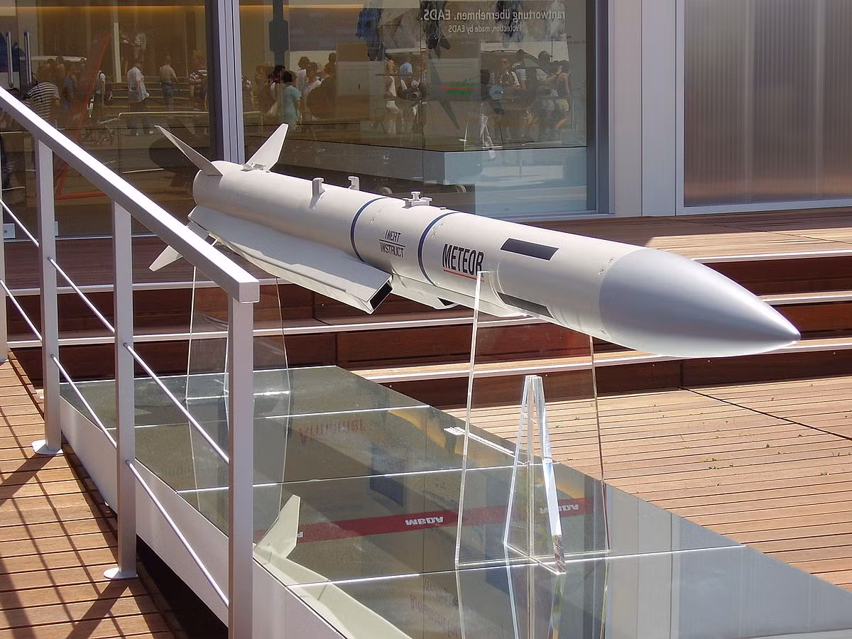 Tên lửa Meteor có trọng lượng 190kg, dài 3,7m, đường kính thân 0,17m, trang bị đầu nổ phá mảnh được che giấu sức công phá. Nguồn: Wikipedia
