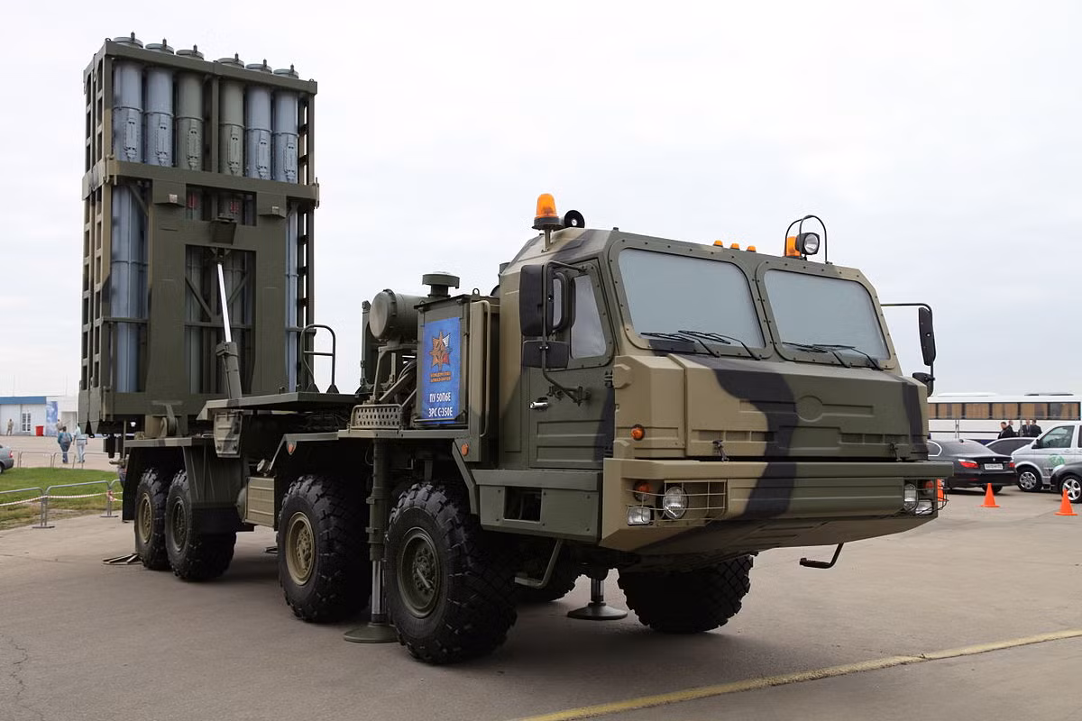 "Tổ hợp S-350 Vityaz được thiết kế để có thể phá hủy các tên lửa hành trình tầm thấp, phương tiện bay không người lái, trực thăng và máy bay đang cố gắng rút lui bằng cách hạ độ cao", Đại tá Alexander Dvornikov - tư lệnh Quân khu Nam tiết lộ về khả năng tác chiến của Vityaz. Nguồn ảnh: Wikipedia