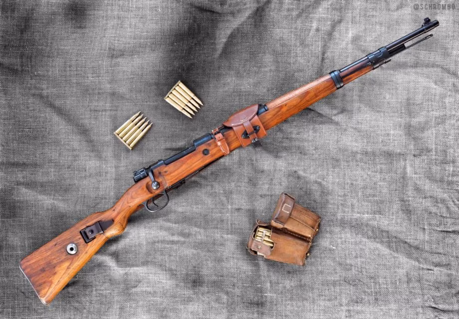 Trong đó, Karabiner 98 kurz (gọi tắt là K98 hoặc Kar98) là súng trường lên đạn từng viên của Đức trong CTTG 2. Khoảng 14 triệu khẩu đã được Đức sản xuất từ 1939-1945, nó nặng 3,7kg (chưa có đạn), dùng đạn 7,92x57mm, tốc độ bắn 30 viên/phút, hộp tiếp đnạ 5 viên, tầm bắn 500m và lên tới 800m với kính ngắm. Nguồn ảnh: Airsoft Megastore