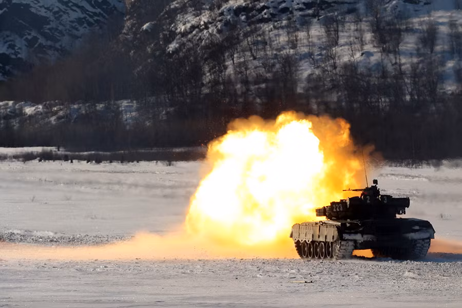 Cơ bản pháo chính hay giáp bảo vệ của T-80 nếu so với T-72B3 và T-90A của Nga không hơn kém nhiều. Tuy vậy, điểm khác có lẽ nằm nhiều ở hệ thống điều khiển hỏa lực ở xe Nga đã hiện đại hơn nhiều. Đó là còn chưa kể việc trên T-90A còn có hệ thống phòng vệ chủ động Shtora. Nguồn ảnh: Wikipedia