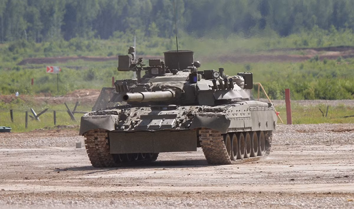Còn đây là phiên bản T-80UD "Bereza" được sản xuất dưới thời Liên Xô (năm 1985) trang bị động cơ diesel công suất 1.006 mã lực 6TD. Nguồn ảnh: Wikipedia