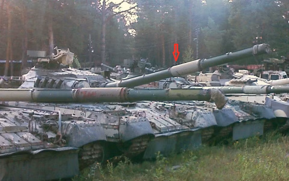 Sau năm 1991, Ukraine đã nhận lại từ Liên bang Nga khoảng 500 chiếc T-80. Tuy nhiên do nền kinh tế khủng hoảng cũng như những vấn đề chính trị đã khiến số lượng tăng T-80 của nước này liên tục suy giả. Đến năm 2018 ước tính chỉ còn khoảng 100 chiếc trong biên chế, số còn lại nằm trong nhà kho hoặc các bìa rừng như trong ảnh. Nguồn ảnh: Bmpd