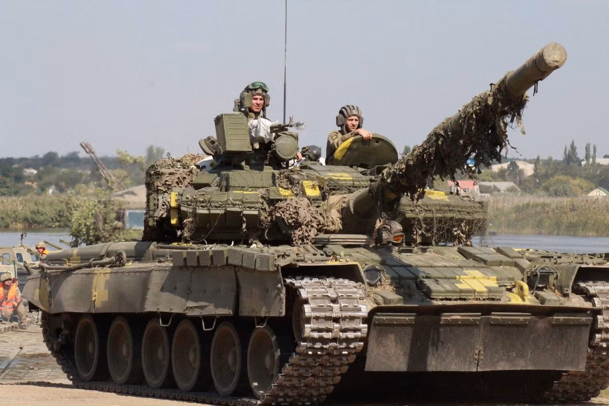 Sau sự cố trên eo biển Kerch cuối năm ngoái, thời gian gần đây Quân đội Ukraine liên tục tăng cường thêm trang bị vũ khí mới cho các quân binh chủng của nước này. Mới đây, truyền thông Ukraine đăng tải một số hình ảnh cho thấy khả năng cao nhà máy xe tăng ở Kharkov đang thực hiện việc sửa chữa hàng loạt các xe tăng T-80. Nguồn ảnh: Wikipedia