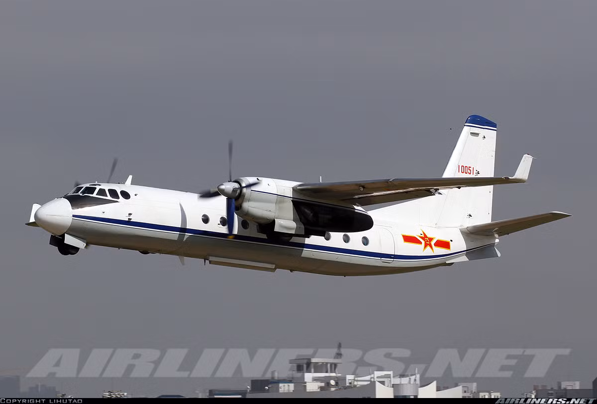Y-7 có sải cánh dài 29,6m, dài hơn 24m, cao 8,55m, trọng lượng rỗng 14,9 tấn, trọng lượng cất cánh tối đa 21,8 tấn. Máy bay trang bị hai động cơ turboprop WJ15A và một động cơ tuabin phản lực PY19A-300 cho tốc độ bay 503km/h, tầm bay 910km với tải trọng 5 tấn. Airliners.net