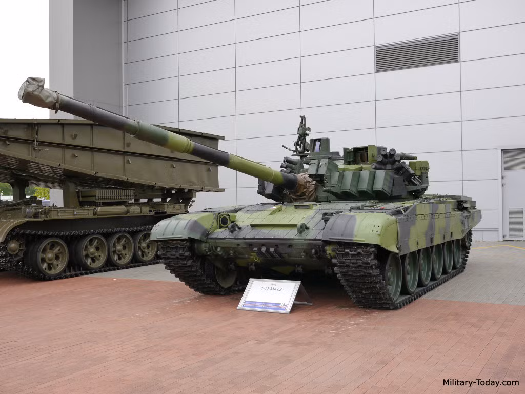 T-72M4CZ là phiên bản nâng cấp dòng tăng chủ lực T-72 thời Liên Xô, được tích hợp hàng loạt công nghệ hiện đại của Czech và châu Âu tạo nên dòng tăng mới, hiện đại ngang ngửa với thế hệ T-72B3 của Nga. Ban đầu Czehc có ý định nâng cấp 335 chiếc tăng T-72 lên chuẩn M4CZ, nhưng vì tài chính họ chỉ dừng lại con số 30. Nguồn ảnh: Military-Today