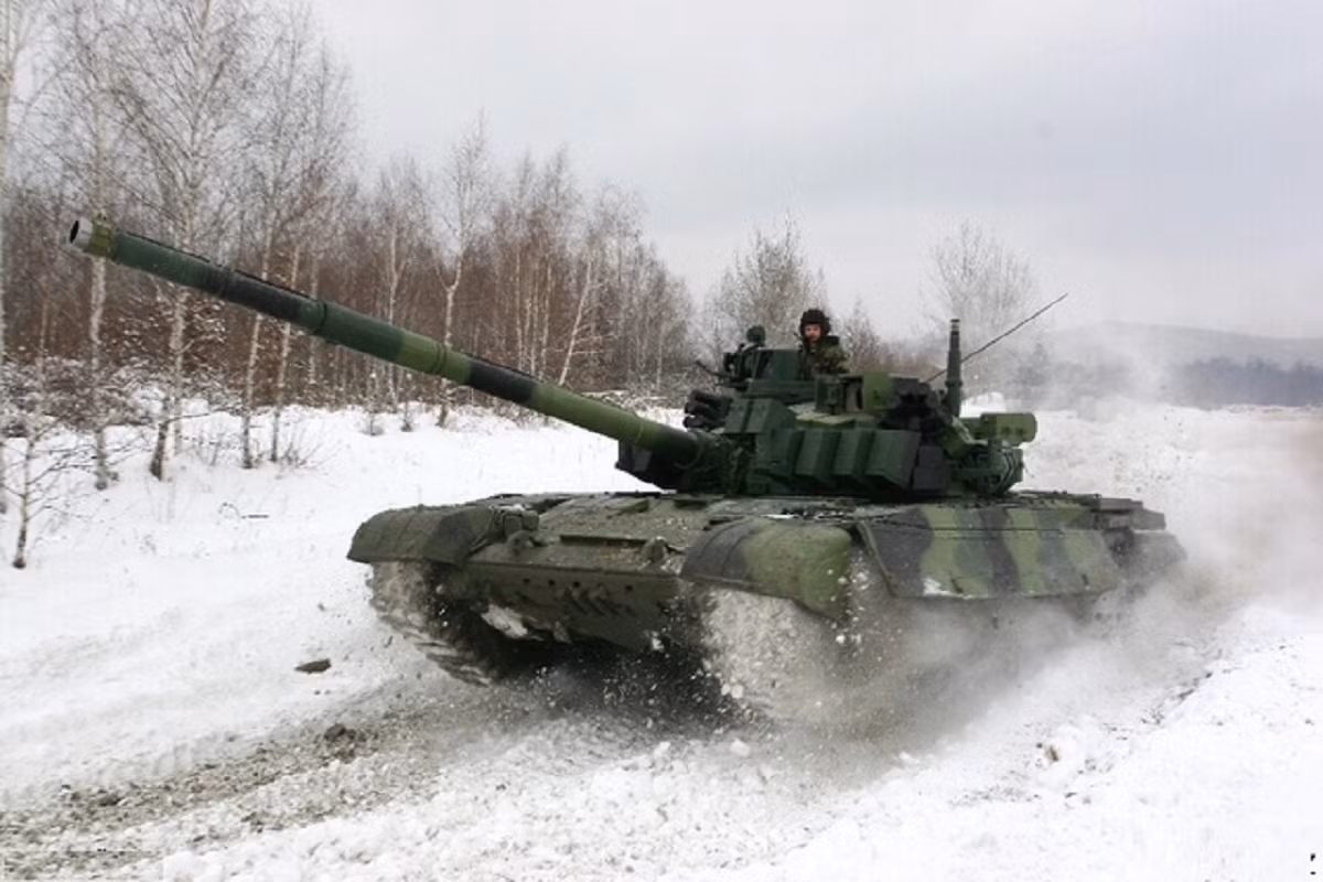 T-72M4CZ thay thế hoàn toàn động cơ V84 800hp của Liên Xô bằng động cơ diesel có tuabin tăng áp công suất 1.000-1.200hp CV12-1000 TCA của Anh vốn dùng trên siêu tăng Challenger 2. Động cơ mới cho phép cỗ tăng đạt tốc độ tối đa 61km/h, dự trữ hành trình đến 700km. Nguồn ảnh: Wikipedia