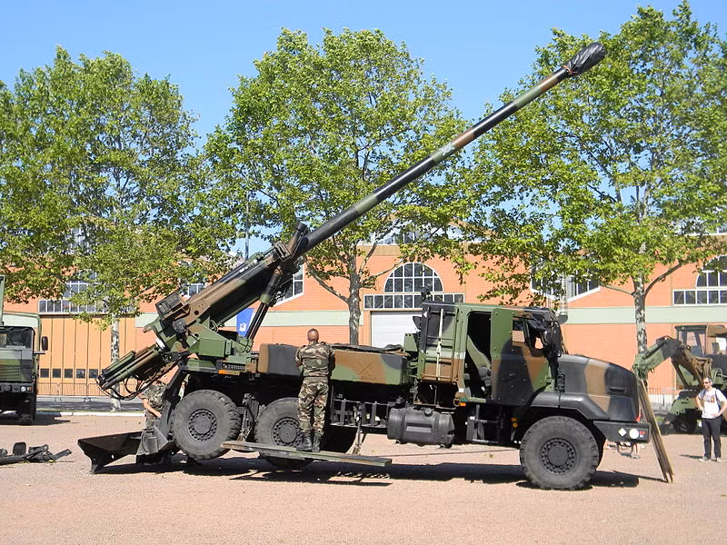Cụ thể, Nexter sẽ thực hiện kế hoạch sản xuất hai phiên bản pháo CAESAR theo yêu cầu của khách hàng: 147 khẩu pháo "tiêu chuẩn" CAESAR trên khung gầm bánh lốp 6x6 bánh và 112 khẩu CAESAR trên khung gầm bánh lốp 8x8 bánh. Nguồn ảnh: Wikipedia