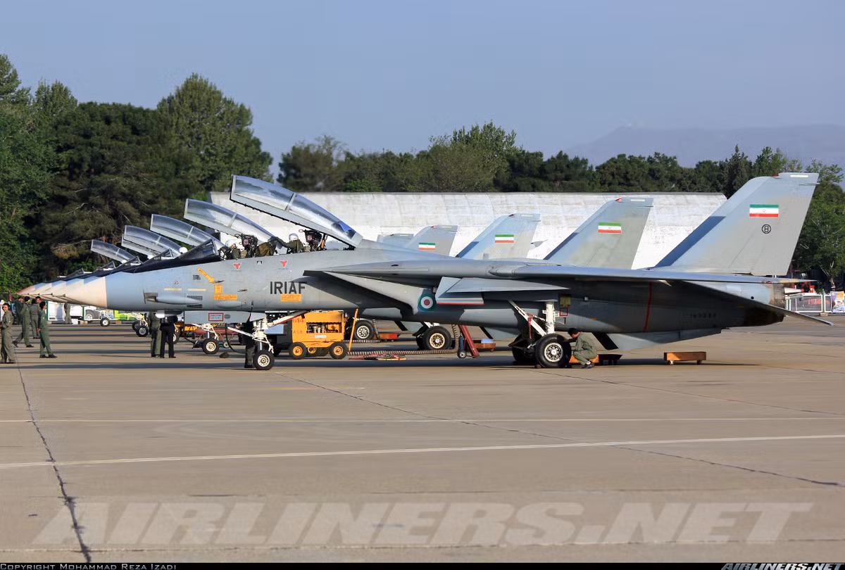 Đầu những năm 1970, lo sợ sức mạnh tiêm kích MiG-25 của Liên Xô, Iran dưới sự cầm quyền của vua Shah đã ký hai hợp đồng cực lớn mua 80 máy bay tiêm kích hiện đại nhất của Hải quân Mỹ lúc đó - F-14A Tomcat cùng 714 tên lửa không đối không tầm xa AIM-54 Phoenix. Tuy nhiên, Iran thực nhận chỉ 79 chiếc do cuộc Cách mạng Hồi giáo nổ ra năm 1979 đã khiến Washington đơn phương ngừng hợp đồng. Nguồn ảnh: Airliners.net