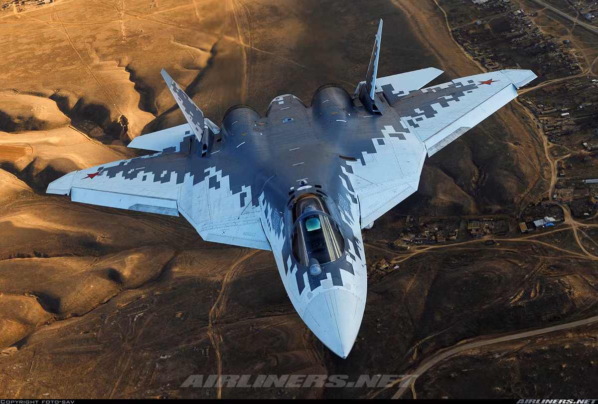 Đến 99% các máy bay F-16 và F/A-18 này sẽ được dùng cho chương trình huấn luyện đối kháng của Không quân và Hải quân Mỹ. Đây là cách mà họ vẫn làm từ thời chiến tranh Việt Nam, một số máy bay sẽ được giả dạng thành “phe địch” để phi công tập bắn. Trong ảnh là màu sơn ngụy trang tuyệt đẹp của Su-57. Nguồn ảnh: Airliners.net