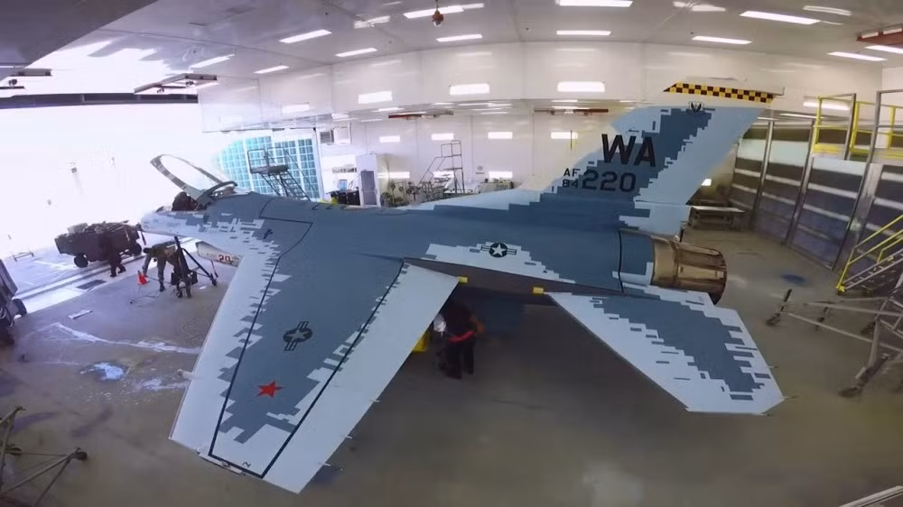 Su-57 là một chiếc máy bay chiến đấu thế hệ thứ 5 với nhiều công nghệ vượt xa thế hệ Su-27/30 và MiG-29, còn F-16 và F/A-18 cũng chỉ ở thế hệ 4. Việc đóng giả để huấn luyện phi công xem ra sẽ không có mấy hiệu quả. Nguồn ảnh: Dambiev