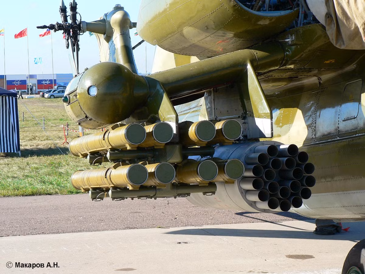 "Tên lửa mới mang mật danh "Article 305" đang được thiết kế cho Mi-28NM. Nó được phát triển cho mục đích phá hủy xe tăng - thiết giáp, các công sự bê tông cốt thép trong cả ban ngày và ban đêm. Tầm bắn có thể vượt quá 25km", nguồn tin cho biết. Mỗi trực thăng có thể mang theo tối đa 4 tên lửa trên hai giá treo. Nguồn ảnh: Makapov