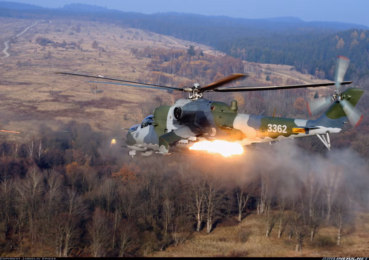 Mi-24 cũng được thiết kế hai cánh nhỏ để mang các loại rocket và tên lửa. Thế hệ đầu đến dòng Mi-24D chủ yếu trang bị rocket S-5 57mm hoặc S-24 240mm và tên lửa chống tăng 9M17 (AT-2); đến thế hệ 2 dòng Mi-24V/P trở đi trang bị rocket S-8 80mm và tên lửa chống tăng 9K114 Shturm (AT-6). Ảnh: Airliners.net