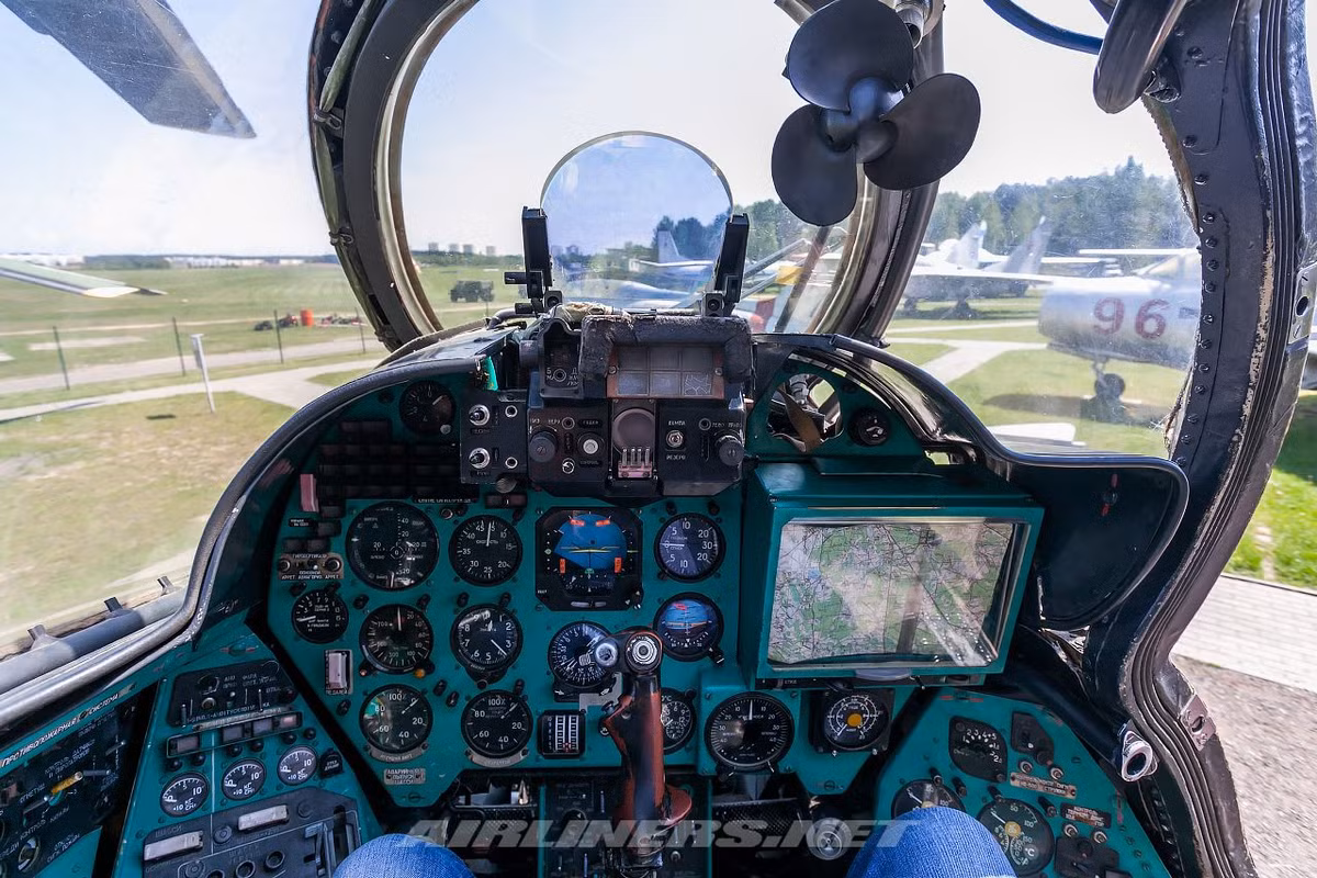 Thiết kế buồng lái các đời Mi-24 đều là dạng “phồng bọt đôi”, trừ đời Mi-24A thế hệ đầu mà Việt Nam từng sử dụng với buồng lái ngồi chung. Ảnh: Cận cảnh vị trí ngồi của một trong hai phi công Mi-24 với quạt con cóc huyền thoại. Ảnh: Airliners.net