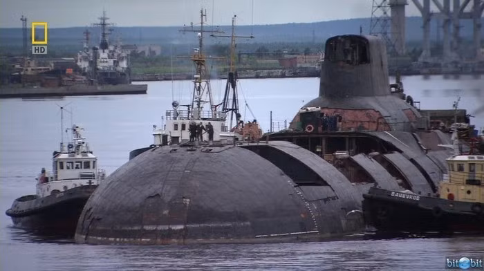 Dmitriy Donskoy là tàu ngầm đầu tiên thuộc Đề án 941 (NATO gọi là Typhoon) - lớp tàu ngầm hạt nhân lớn nhất trong lịch sử thế giới. Dẫu vậy, đáng ngạc nhiên, dù là chiếc tàu già nua nhất thuộc đề án 941 - 38 năm tuổi, nhưng Dmitriy Donskoy lại được chọn "ở lại hải quân", trong khi 5 tàu chị em của nó đều bị loại biên chế, 3 trong số đó đã bị bán sắt vụn. Nguồn ảnh: Wikipedia