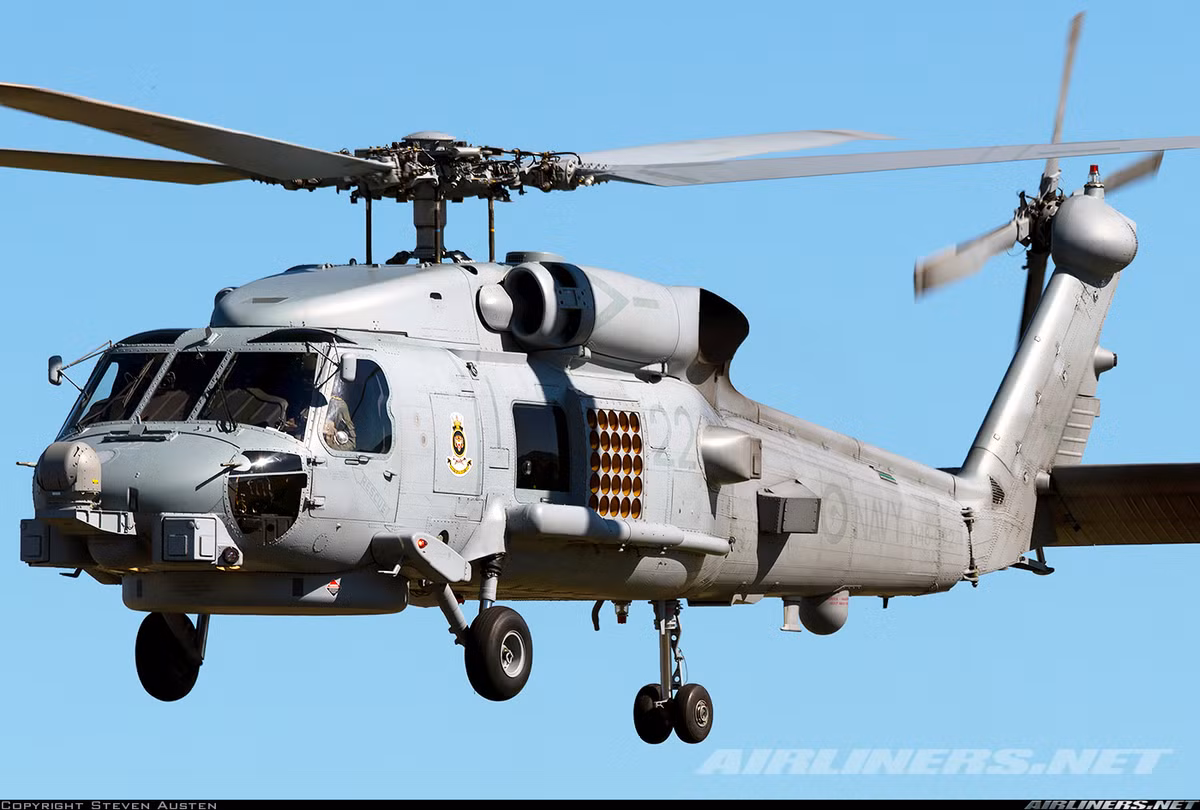 Hiện nay MH-60R có khả năng mang tối đa 2 quả ngư lôi 324mm Mk54 hoặc Mk46; tối đa 4 tên lửa chống tăng Hellfire và rocket. Tầm bay của trực thăng lên tới 834km, tốc độ tối đa 270km/h. Nguồn ảnh: Airliners.net