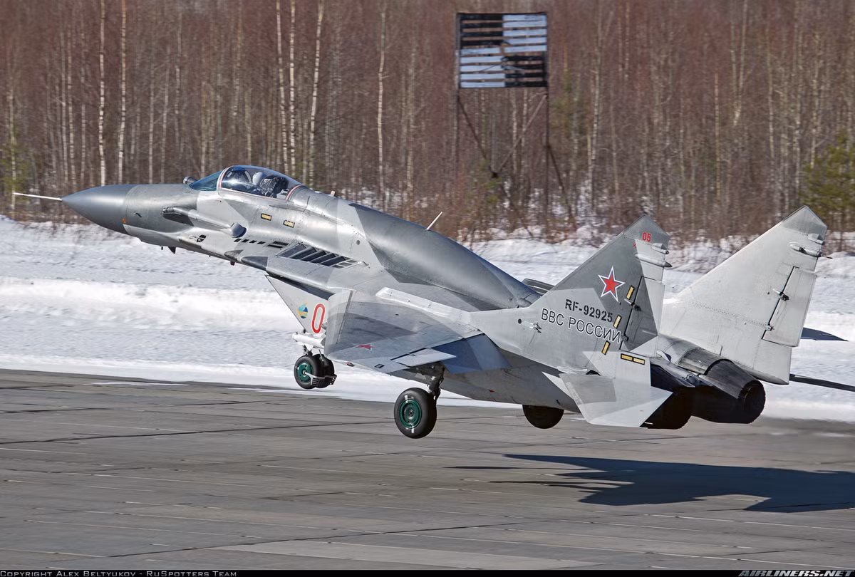 Được thiết kế dựa trên khung sườn cũ nên giải pháp tối ưu nhằm tăng tầm bay cho MiG-29SMT là việc nhà thiết kế đã lắp đặt thêm thùng nhiên liệu bổ sung trên lưng máy bay – nhìn giống như “lưng gù”. Việc này giúp máy bay đạt phạm vi hoạt động tới 2.100km chỉ với nhiên liệu bên trong. Nguồn ảnh: Airliners.net