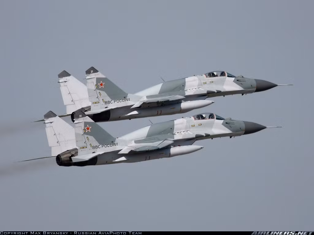 Tầm bay của MiG-29SMT đạt 1.800km mà không cần mang thùng dầu phụ, tăng lên 2.400km với một thùng dầu phụ, đến 3.000km với 3 thùng nhiên liệu và tối đa 5.000km với một lần tiếp nhiên liệu trên không. Nguồn ảnh: Airliners.net