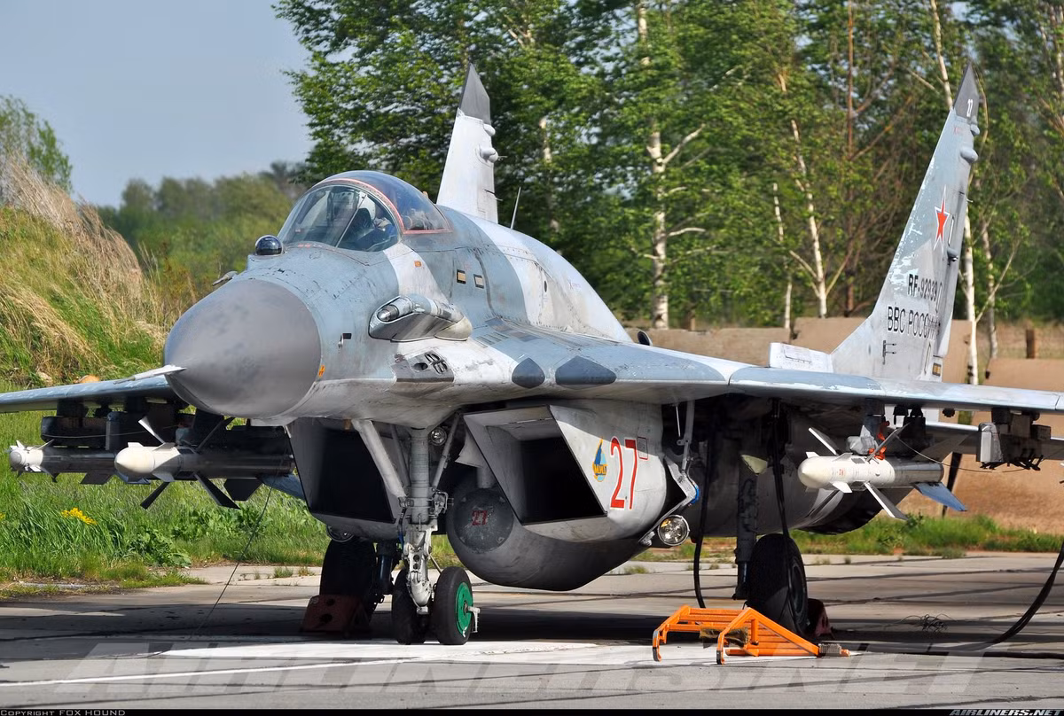 Thật vậy, máy bay MiG-29SMT là gói nâng cấp lớn dành cho thế hệ đời đầu MiG-29 được phát triển từ giữa những năm 2000 có sử dụng một số công nghệ của biến thể MiG-29M (hay còn gọi là MiG-33) được phát triển từ giữa những năm 1980 tới 1990. Nguồn ảnh: Airliners.net