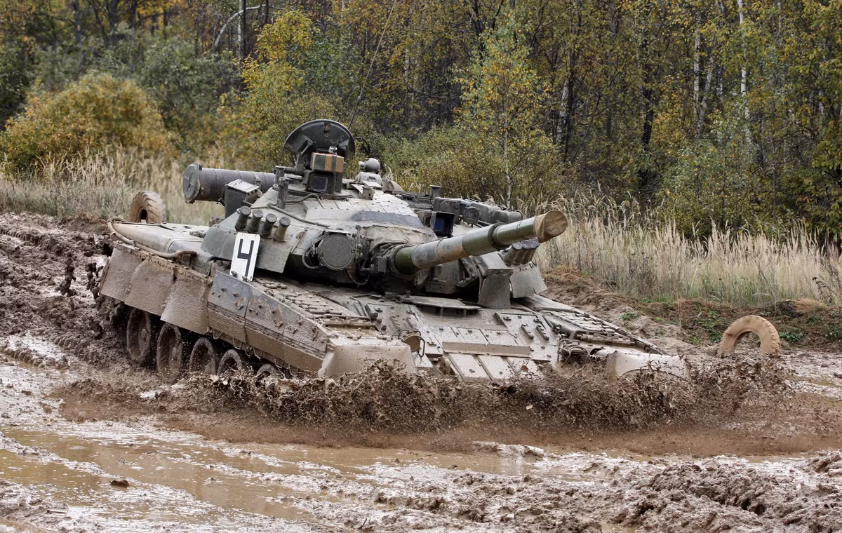 Để minh chứng rõ nét hơn về kỷ lục xe tăng T-72B3 Nga, hãy tìm hiểu tốc độ của một số dòng tăng hiện đại nhất thế giới hiện nay. Trước hết là “xe tăng bay” T-80 do Liên Xô chế tạo, với động cơ tuabin khi cực khỏe SG-1000 rồi GTD-1250, T-80 đạt tốc độ tối đa 70km/h hoặc hơn một chút. Với con số này, T-80 từng được công nhận là xe tăng nhanh nhất thế giới. Nguồn ảnh: Wikipedia