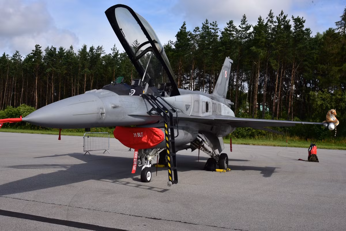 Tiêm kích F-16C của Không quân Ba Lan. Hiện lực lượng này có 48 chiếc gồm hai phiên bản C/D thuộc chuẩn Block 50/52 khá hiện đại. Nguồn ảnh: Marian Kluczyński