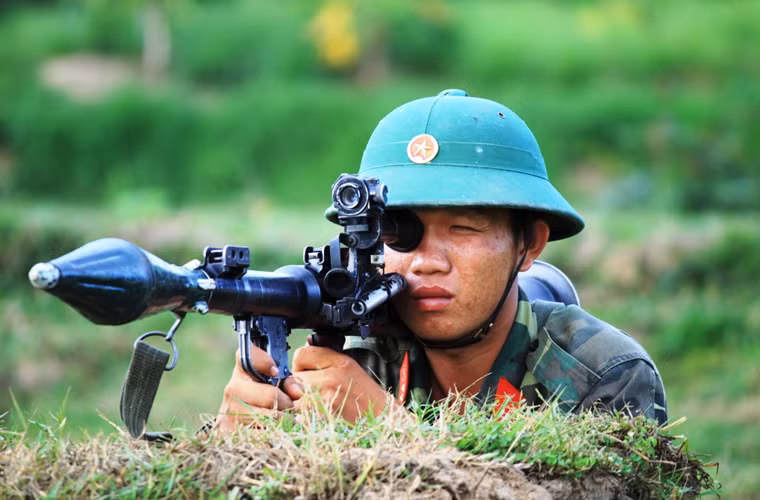 Trong ảnh, chiến sĩ huấn luyện với súng chống tăng B41 (cách ta gọi khẩu RPG-7 do Liên Xô sản xuất). Ảnh: Hà Trang