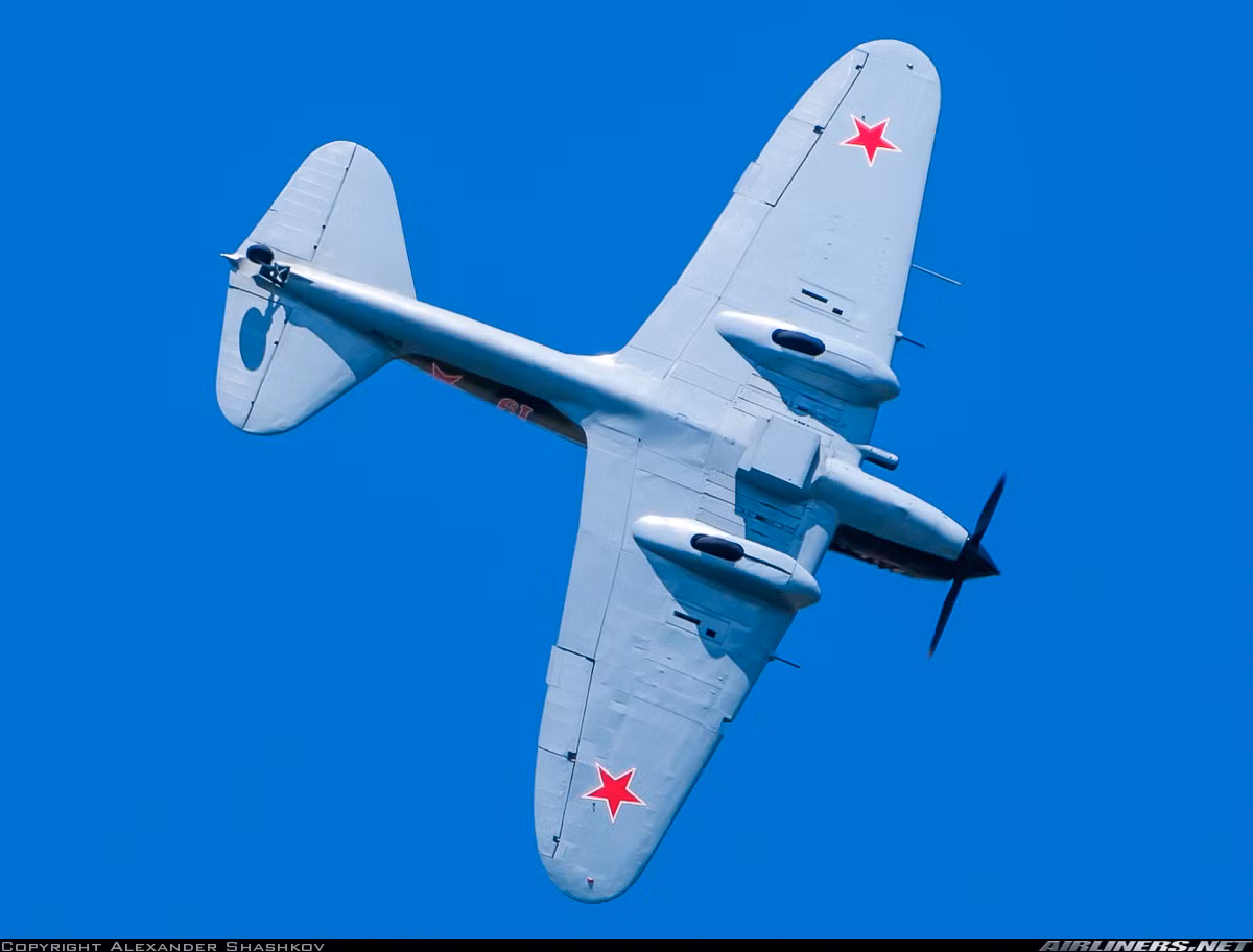 Il-2 được trang bị một động cơ Mikulin AM-38F làm mát bằng nước công suất 1.720 mã lực cho tốc độ bay tối đa 414km/h, tầm bay 720km, trần bay 5.500m. Nguồn ảnh: Airliners.net