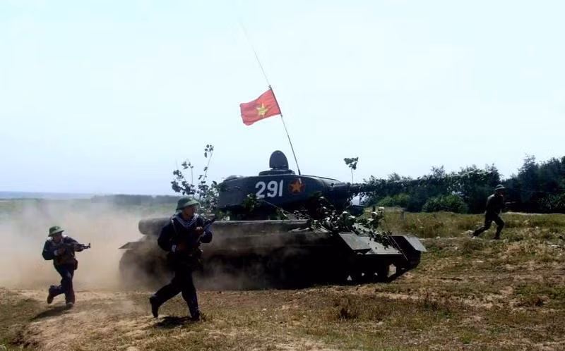 Tại Việt Nam, chúng ta chủ yếu có trong tay phiên bản xe tăng T-34-85 với pháo rãnh xoắn 85mm S-53. Chúng ta sử dụng T-34 cho các lực lượng lục quân và cả hải quân. Ảnh: T-34-85 huấn luyện hiệp đồng với bộ đội hải quân. Nguồn ảnh: tư liệu