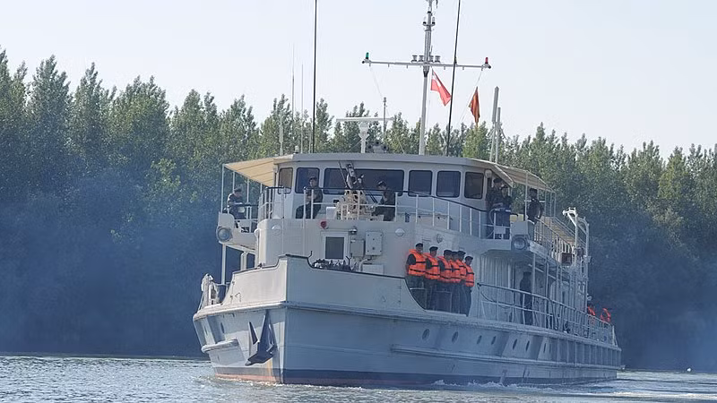 "Soái hạm" BPN-30 Kozara của thủy quân Serbia được Đức chế tạo từ năm 1939 nhưng vẫn dùng được cho tới tận ngày nay. Con tàu có thể chở 250 binh sĩ, trang bị pháo 20mm để tự vệ. Ngoài các tàu lớn này, Serbia còn có trong biên chế một tàu tiếp dầu RPN-43, cano cao tốc Premax 39, xe lội nước PTS-M và cầu phao cơ động PM M71. Nguồn ảnh: Wikipedia