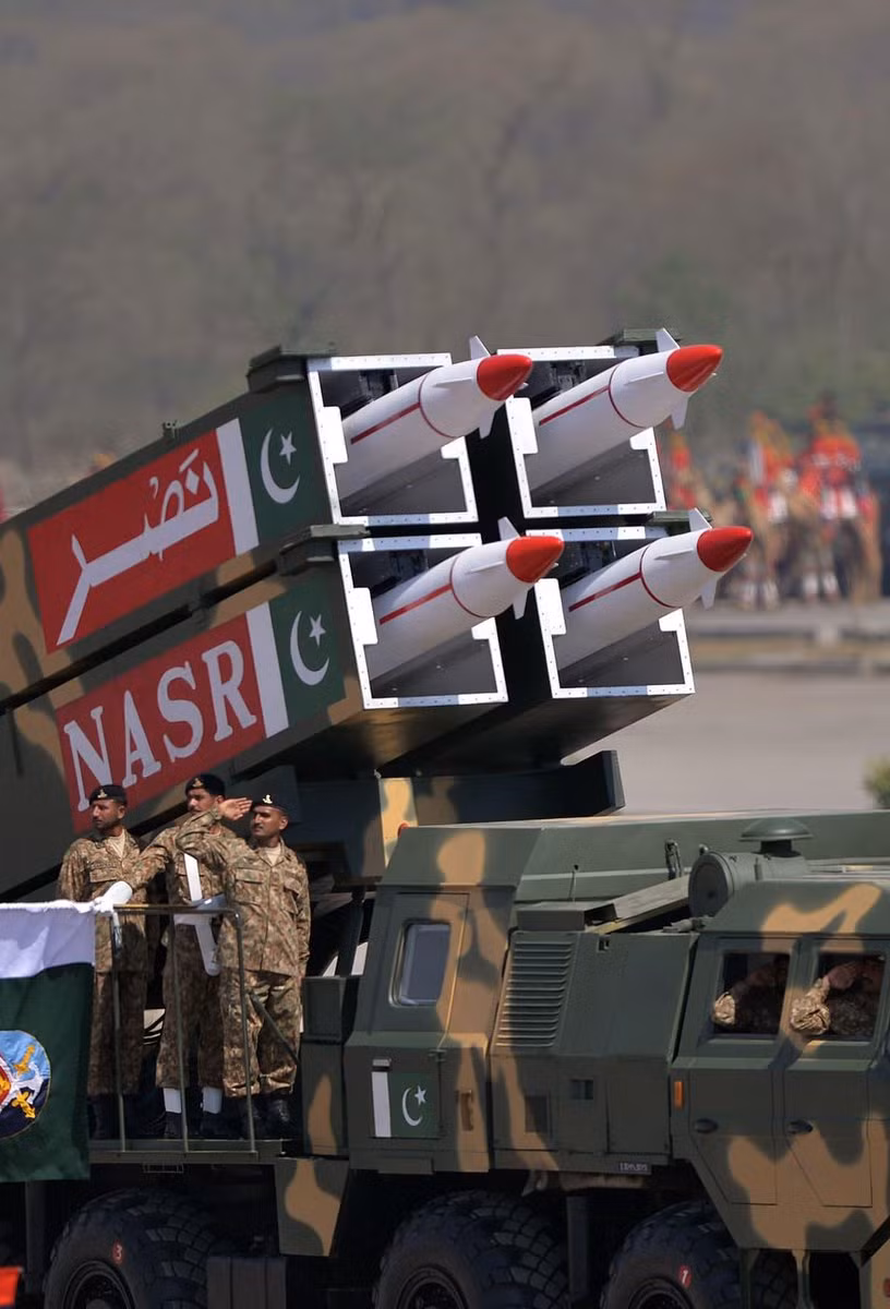 Vì là năm lẻ cho nên cuộc duyệt binh của Pakistan năm nay nhìn chung là không quá lớn, không phô diễn đầy đủ kho vũ khí tối tân của nước này. Trong ảnh, tên lửa đạn đạo chiến thuật Nasr của Pakistan sản xuất với tầm bắn 70km, có thể mang đầu đạn hạt nhân nhỏ 0,5-5 kiloton hoặc đầu đạn thông thường 400kg. Nguồn ảnh: Bmpd