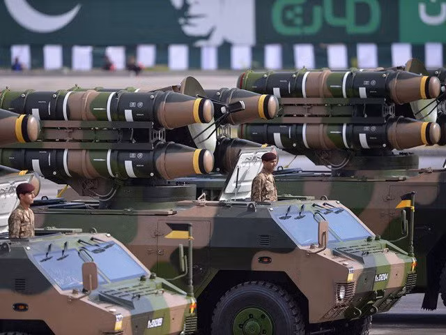 Mạng lưới phòng không của Pakistan hiện đã gần như trao trọn niềm tin vào Trung Quốc từ pháo tới tên lửa tầm thấp - tầm trung. Trong ảnh, tên lửa FM-90 - phiên bản xuất khẩu loại HQ-7 do Trung Quốc sản xuất. Nguồn ảnh: Bmpd