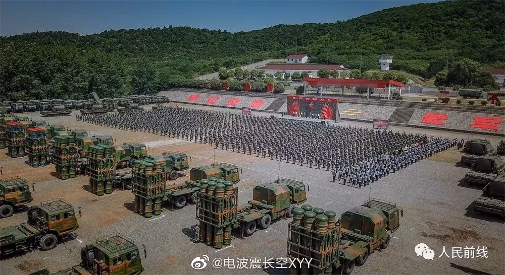 Theo các nguồn tin, một khẩu đội HQ-16 gồm 4 phóng tự hành, một xe chỉ huy và hai xe radar kèm với khí tài đảm bảo, hỗ trợ chiến đấu khác. Như vậy, một sư đoàn có thể gồm 4 khẩu đội. Nguồn ảnh: Sina