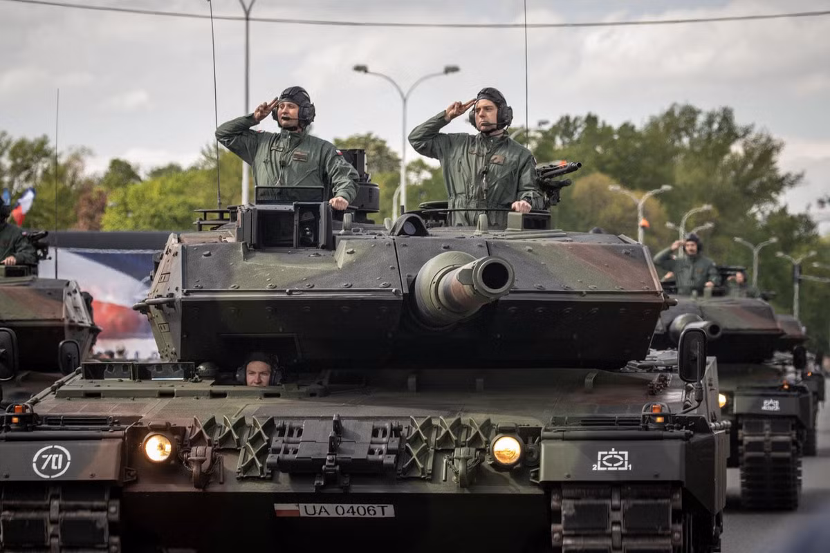 Trong ảnh, đội hình xe tăng Leopard 2A4 của Lục quân Ba Lan. Nước này hiện vẫn còn số lượng lớn xe tăng thời Liên Xô, nhưng từ lâu họ đã coi trọng dòng Leopard của Đức hơn. Nguồn ảnh: Bmpd